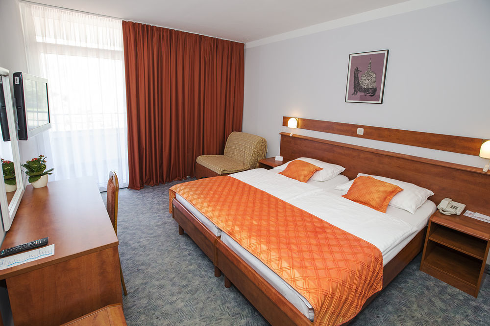 Sunny Baska Hotel By Valamar, Ex Corinthia Ngoại thất bức ảnh